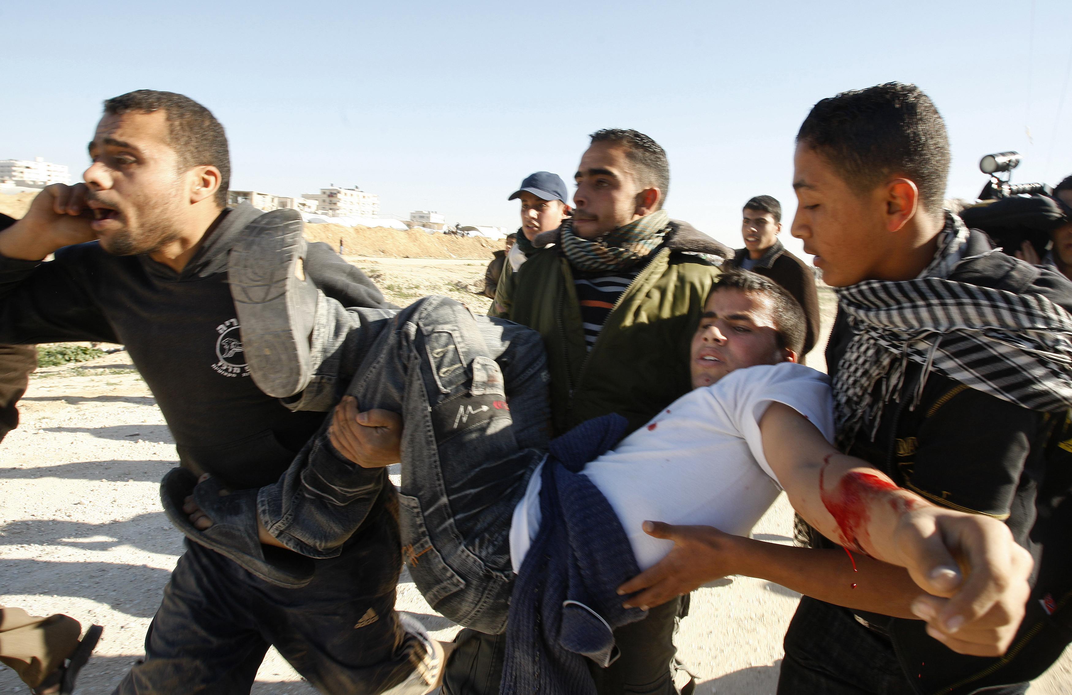 Τραυματίας Παλαιστίνιος μεταφέρεται στο νοσοκομείο ΦΩΤΟ REUTERS