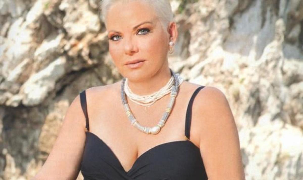 Η σέξι πλευρά της Νανάς Παλαιτσάκη! Ποζάρει με μαγιό στα 51 της