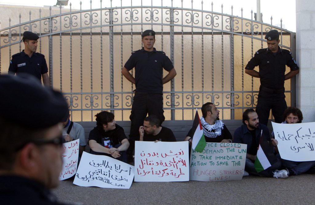 Κλιμακώνουν τις κινητοποιήσεις τους οι Παλαιστίνιοι κρατούμενοι απεργοί πείνας στο Ισραήλ