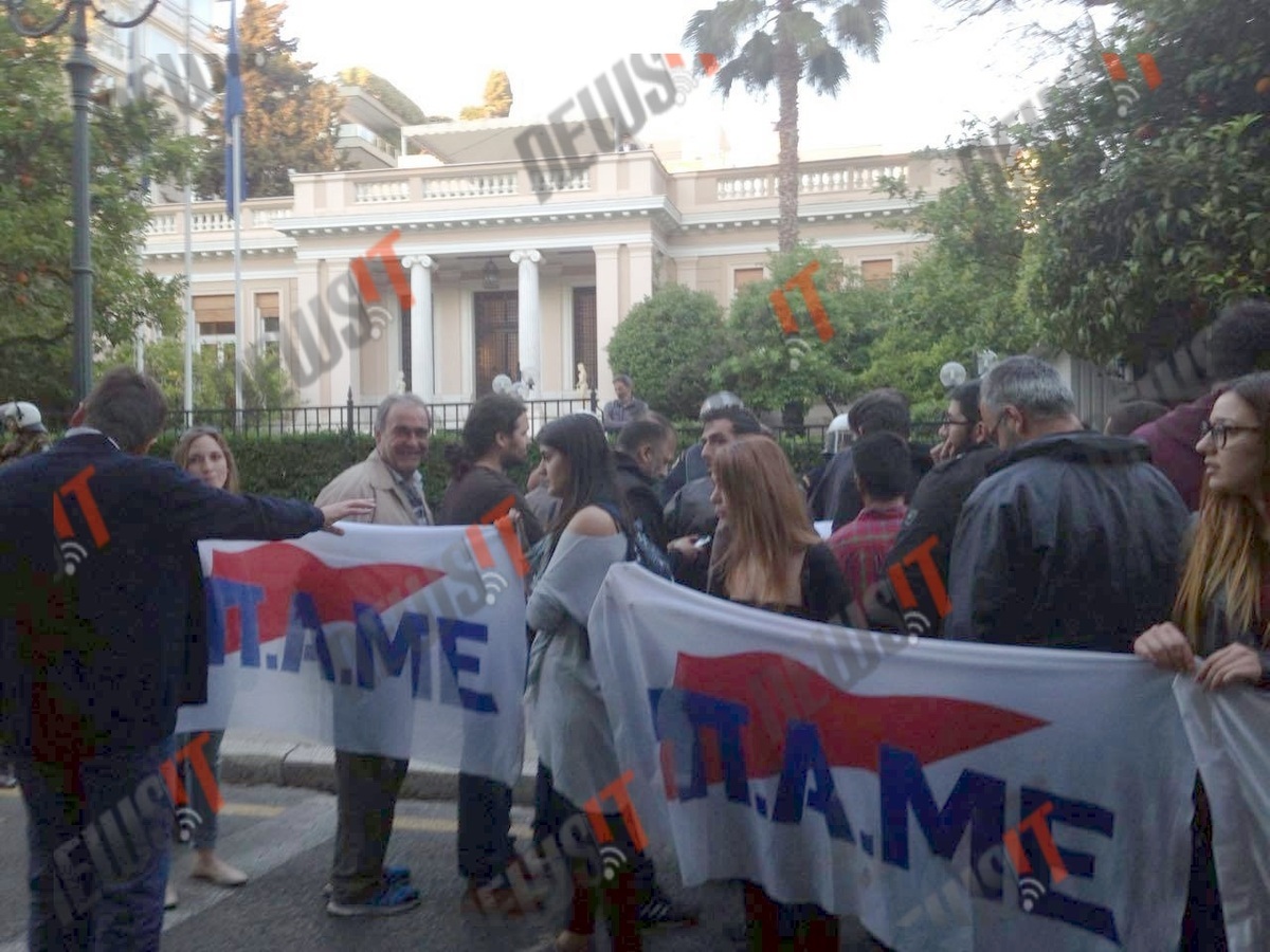 Ο καταδρομικός αιφνιδιασμός του ΠΑΜΕ στο Μέγαρο Μαξίμου – Η εισβολή από τον Εθνικό Κήπο – Διαδηλώνουν κατά του ασφαλιστικού