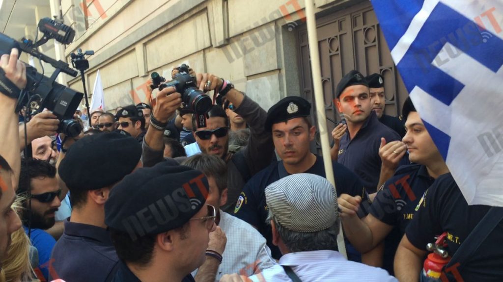 Σπρωξίματα και φωνές ανάμεσα σε ΠΑΜΕ και ΜΑΤ έξω από τον ΣΕΒ