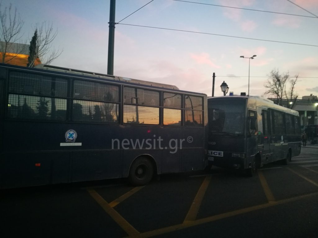 Διαπραγματεύσεις: “Φρούριο” το Χίλτον! Κλούβες και μέλη του ΠΑΜΕ [vid, pics]