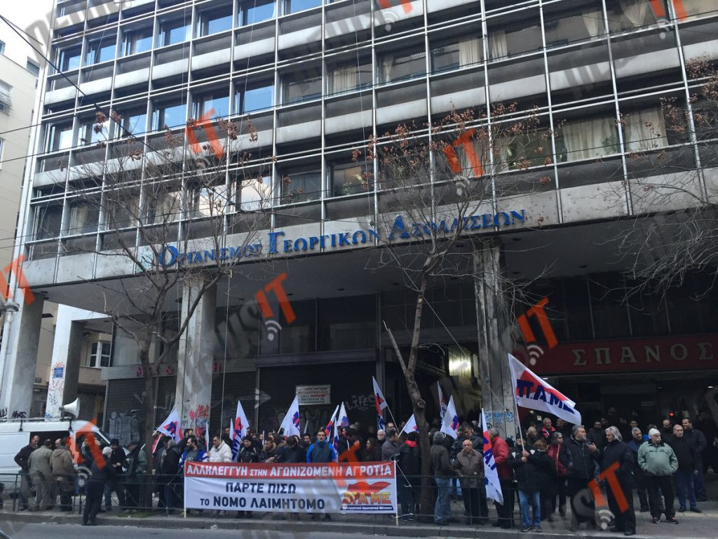 Κατάληψη του ΠΑΜΕ στο κτίριο του ΟΓΑ