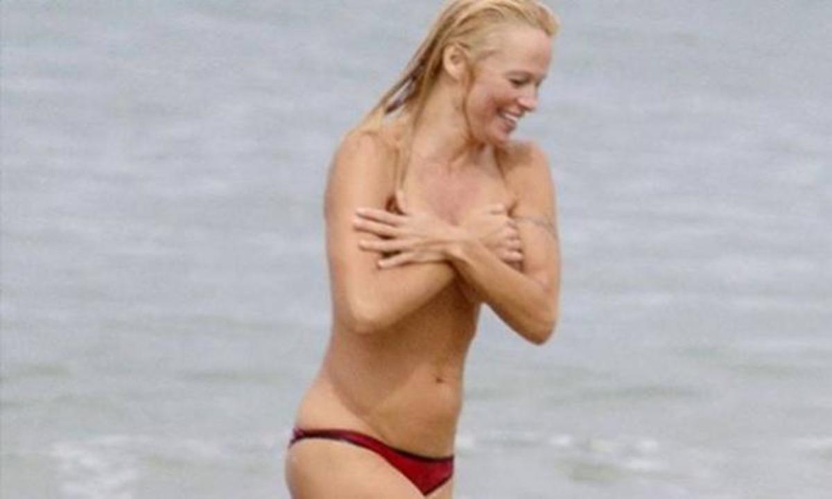 H Pamela Anderson κάνει τόπλες στα 46!