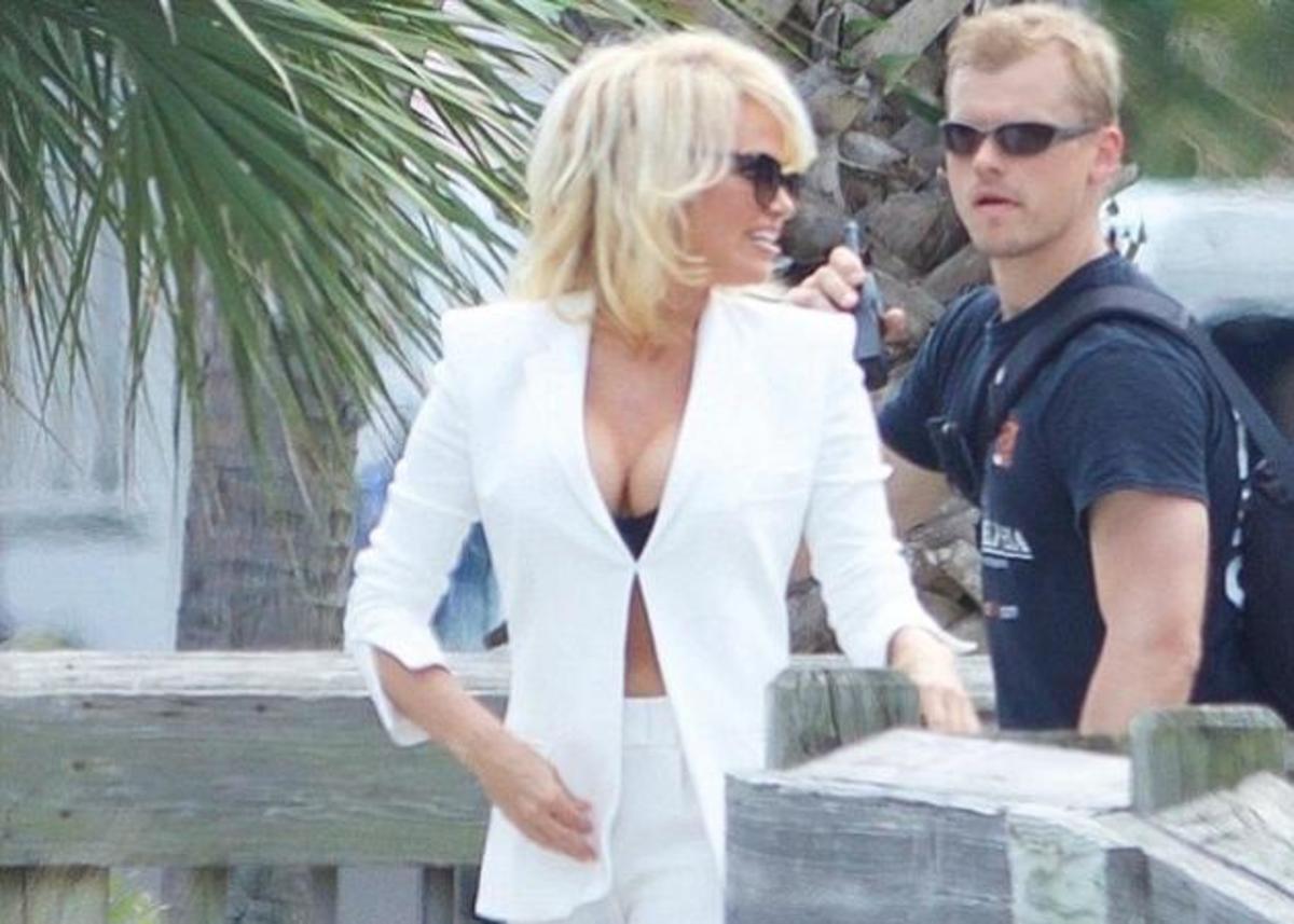 Pamela Anderson: Βάζει “φωτιές” στα 48 της! Το αποκαλυπτικό ντεκολτέ που κόβει την ανάσα!