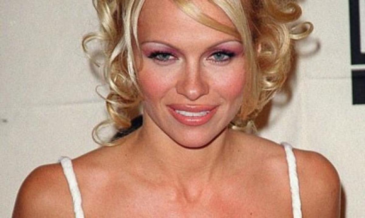 Pamela Anderson: Ολόγυμνη στα 47 της, για καλό σκοπό!