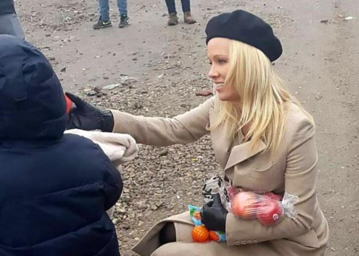 Χαμός με την επίσκεψη της Pamela Anderson σε στρατόπεδα προσφύγων! Δίχως τέλος οι αντιδράσεις του γαλλικού Τύπου…