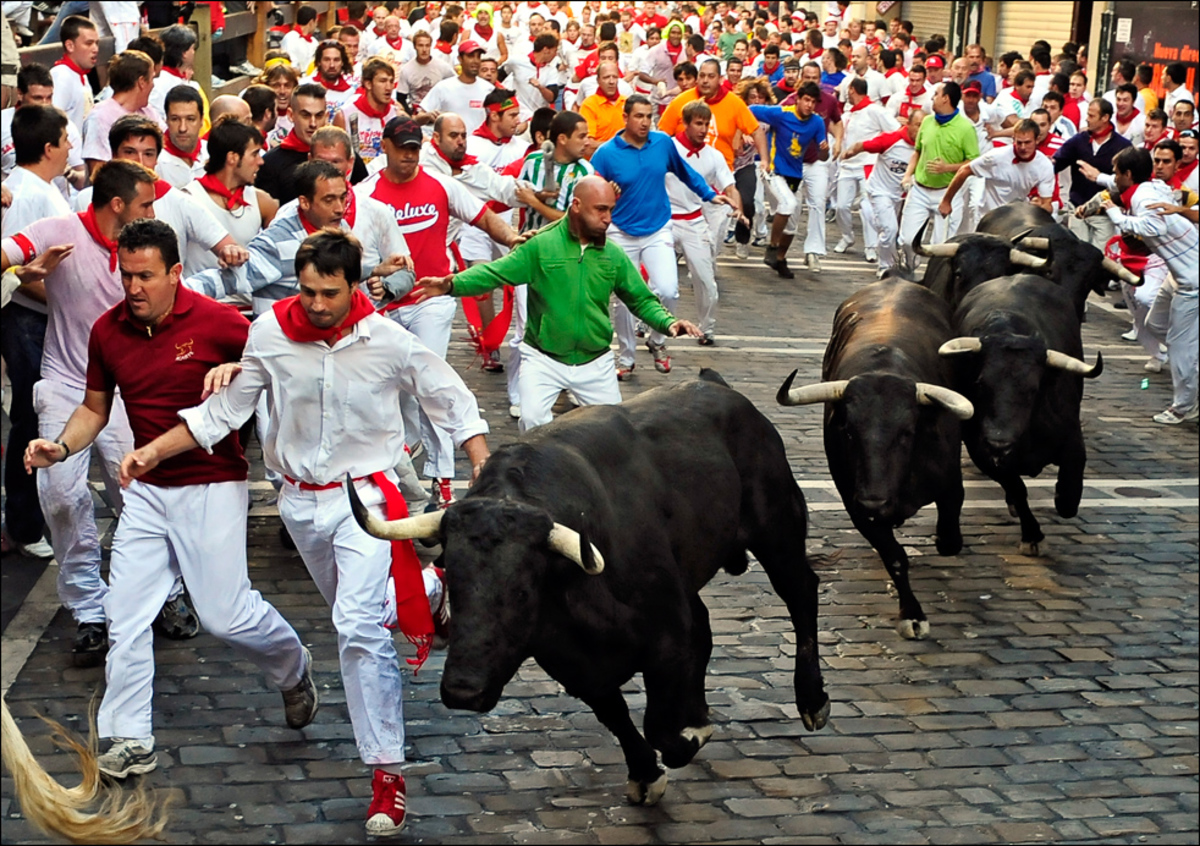Άρχισαν στην Ισπανία οι γνωστές κούρσες στους δρόμους με τους ταύρους