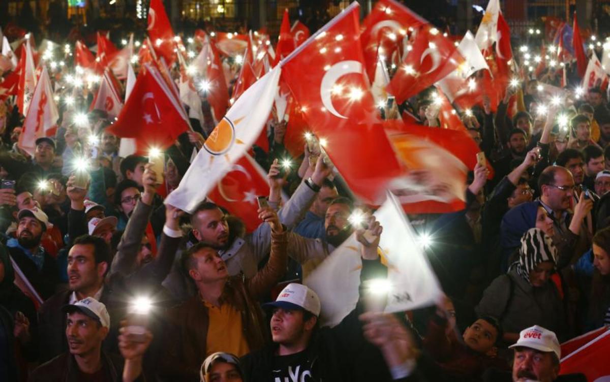 Τουρκία – Δημοψήφισμα: Γλέντι στους δρόμους – Σημαίες, καπνογόνα και φλας [pics, vid]