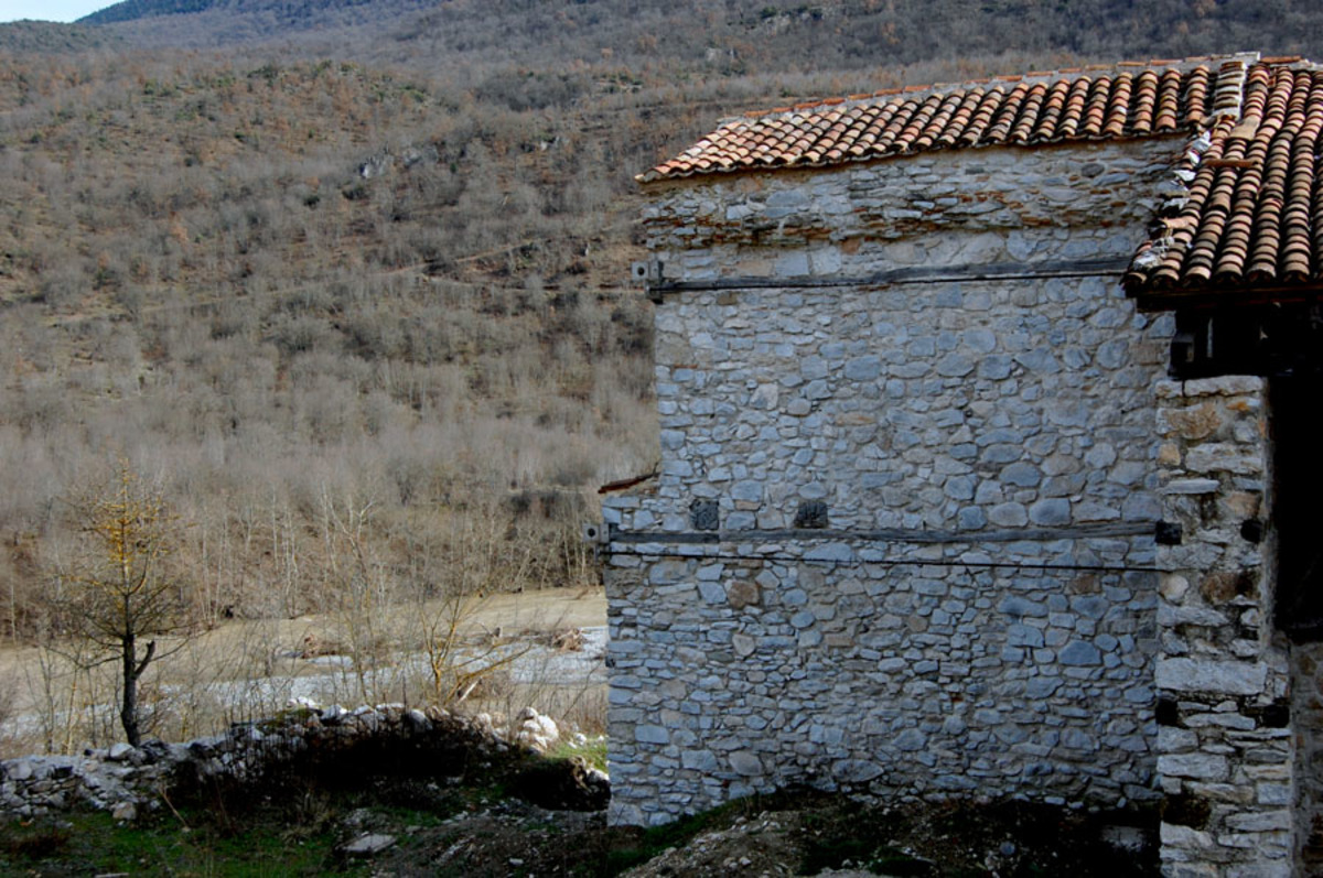 Γρεβενά: Ιερείς έσπασαν τις πόρτες για να κάνουν… εσπερινό στο μνημείο της Παναγίας!