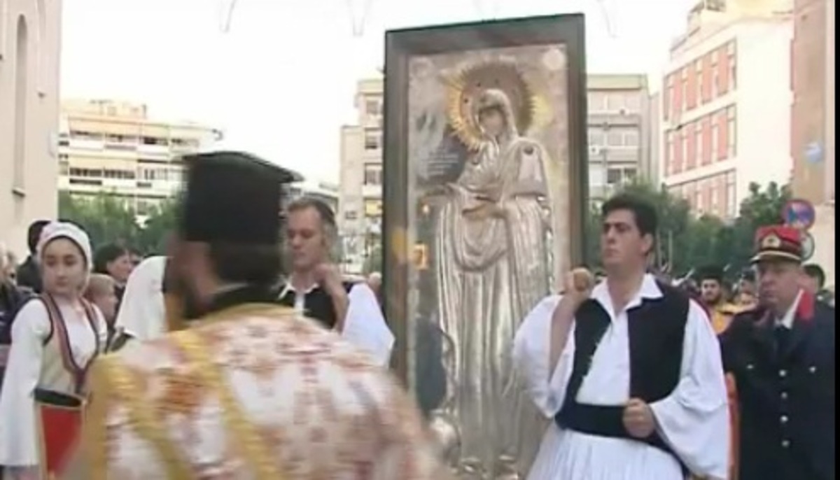 Λαμία: Πιστοί και κλήρος “υποδέχτηκαν” την Παναγία τη Γερόντισσα – Video