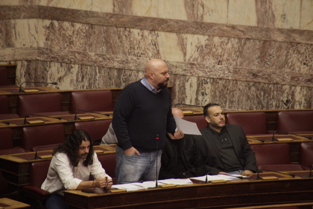 Εκτός ελέγχου οι χρυσαυγίτες! Παναγιώταρος στη Βουλή: «Δεν θα γα@@σει ο Σαμαράς τη Χρυσή Αυγή»