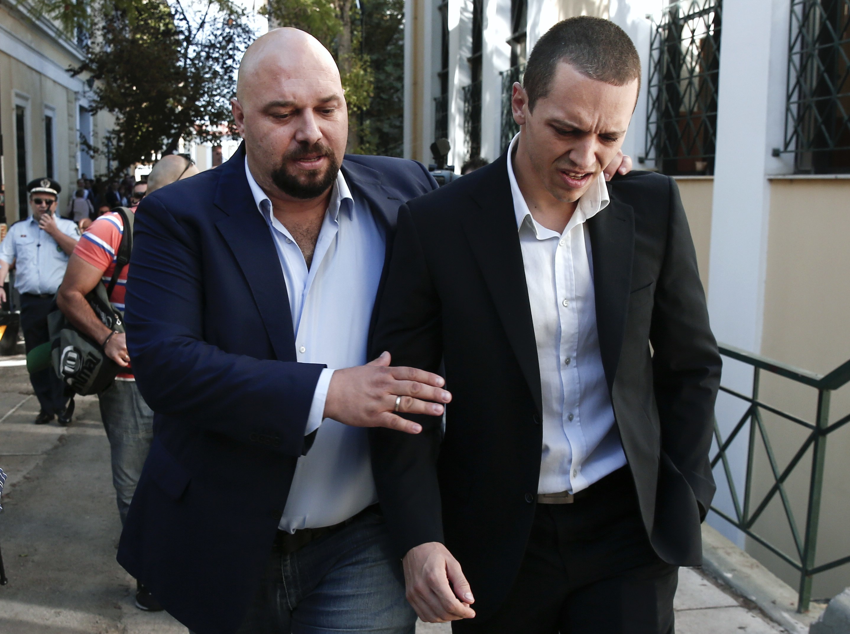 «Σπάνε» την ομερτά και «καίνε» βουλευτές – Όπλα και τρόφιμα σε μοναστήρι της Κορίνθου – Αστυνομία και εκκλησία στην υπηρεσία της Χρυσής Αυγής
