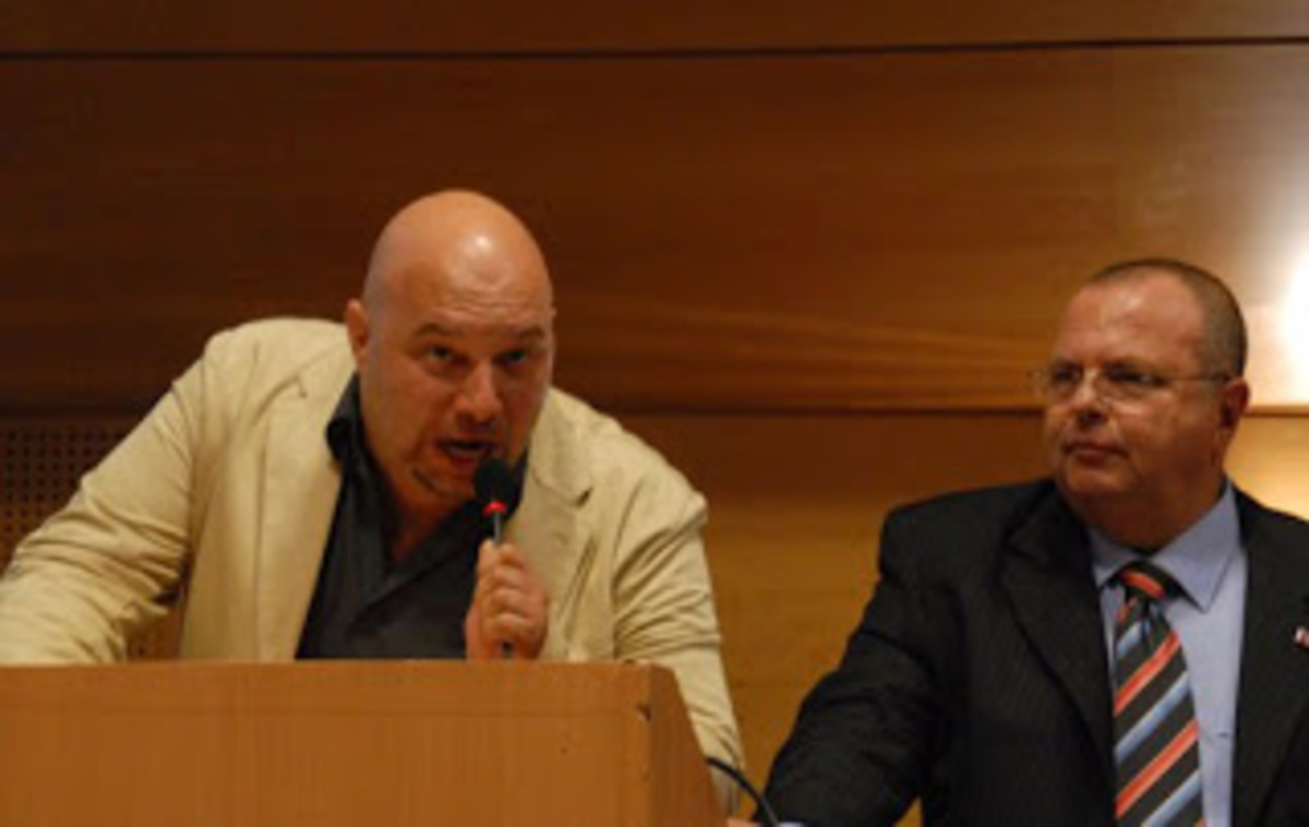 Όλο το παρασκήνιο της πυρπόλησης του αυτοκινήτου του ψυχιάτρου της Χρυσής Αυγής