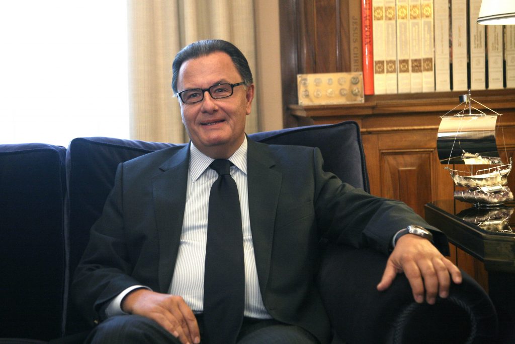 Ο Παναγιωτόπουλος “χρυσώνει” το χάπι για τη μείωση του 12% στους στρατιωτικούς