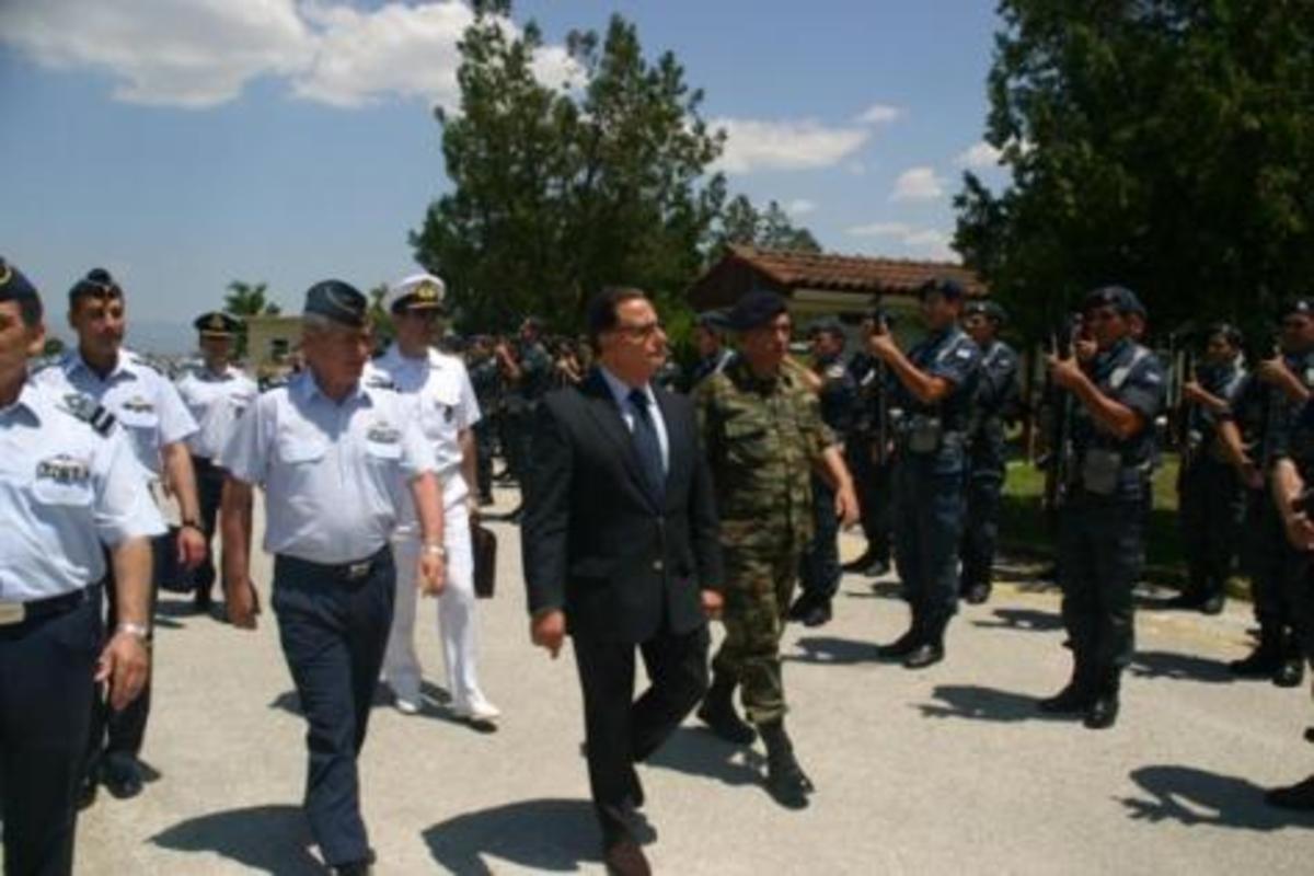 Στρατιωτικοί προς Παναγιωτόπουλο: “Υπουργέ κλείσε τη πόρτα στη τρόϊκα”