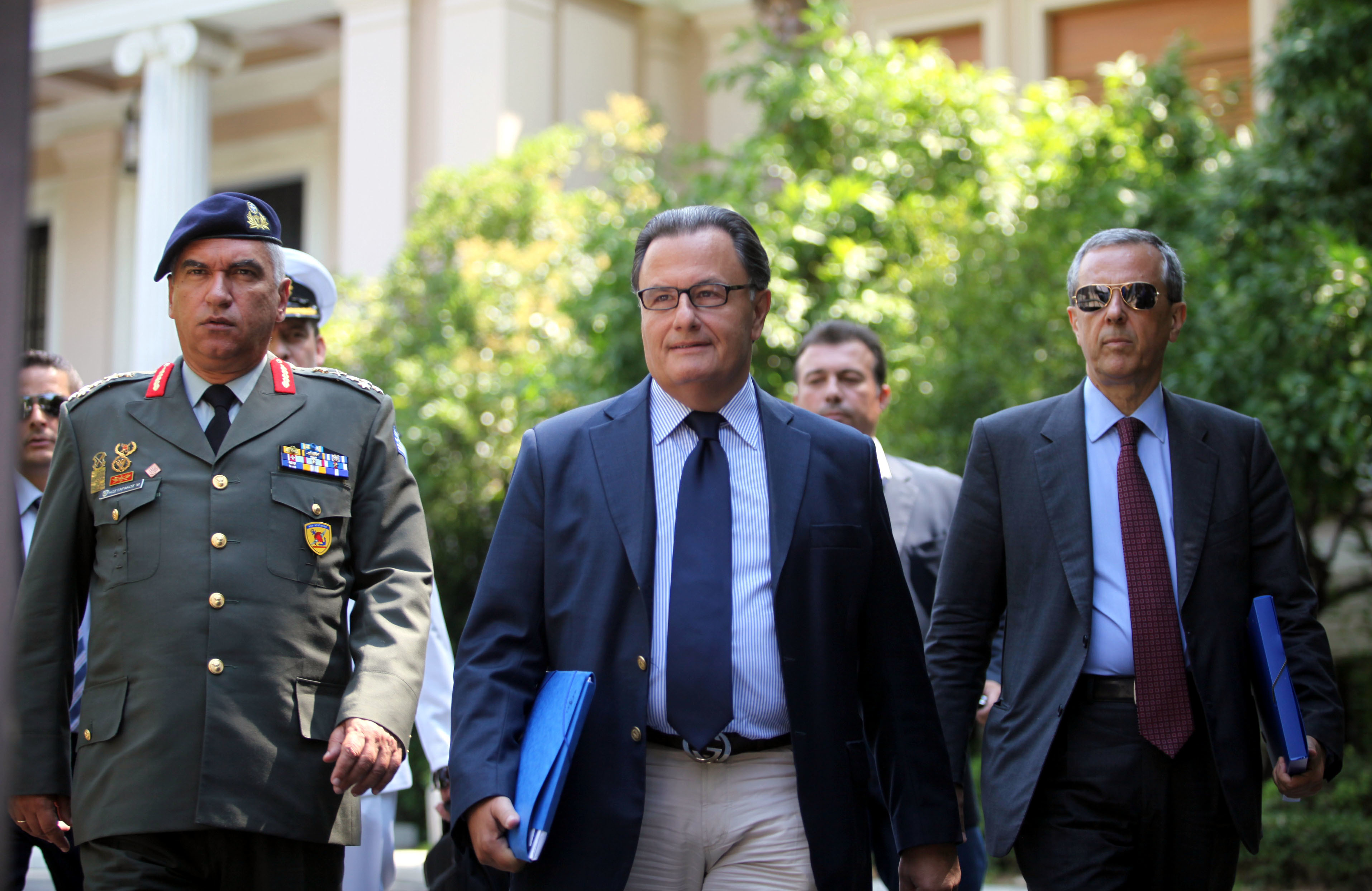 Παναγιωτόπουλος: “Κόβονται 2 δις από την Εθνική Άμυνα”. Που θα τα βρει