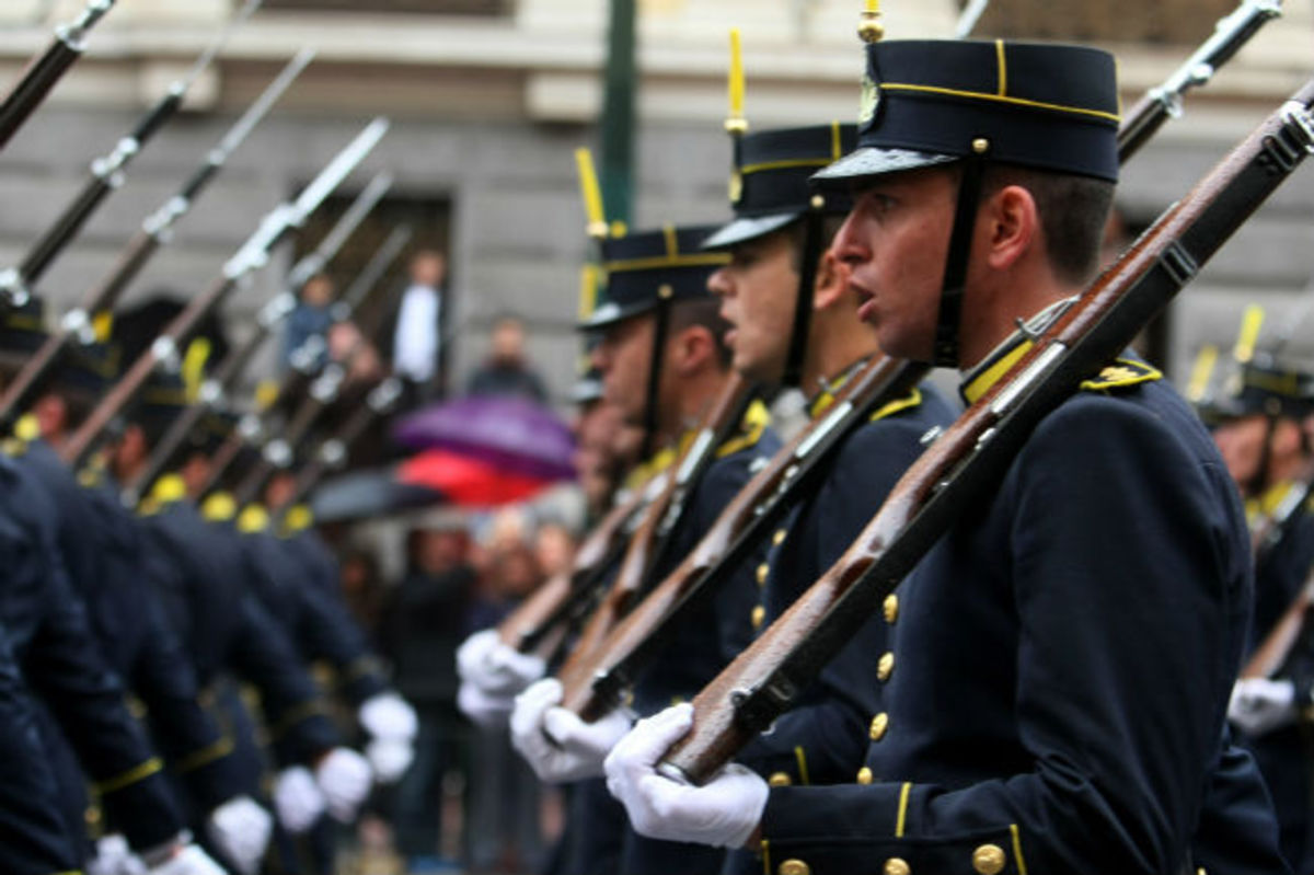 Πανελλήνιες 2015: Μέχρι τις 15 Μαϊου η προθεσμία για την υποβολή δικαιολογητικών για τις στρατιωτικές σχολές