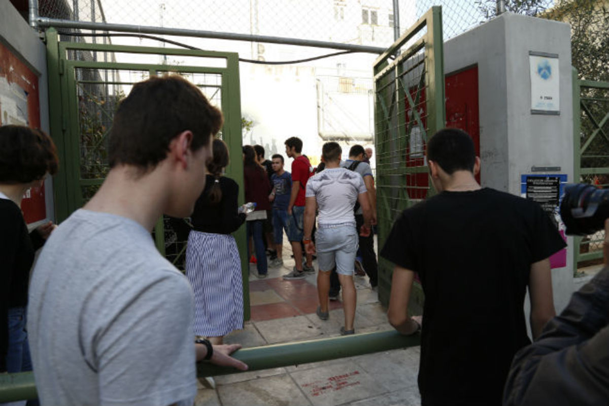 Πανελλήνιες 2015: Tην Τρίτη (23/6) ανακοινώνονται οι βαθμοί των μαθημάτων – «Βουτιά» έως και 1.000 μόρια στις βάσεις
