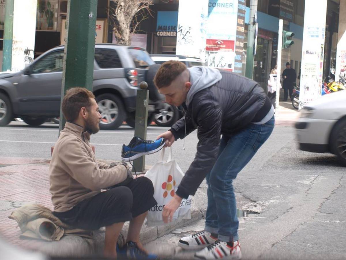 Σταμάτησε κι έδωσε παπούτσια σε άστεγο: Οι φωτογραφίες ανθρωπιάς που συγκινούν