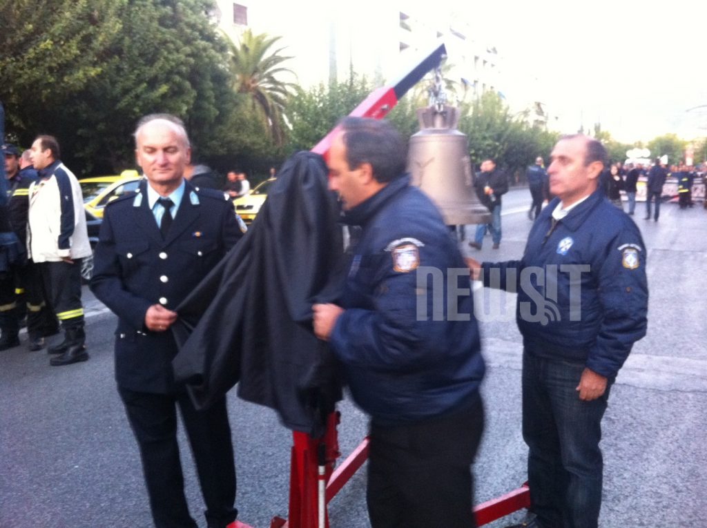 Με μαύρα πανιά και καμπάνες η πορεία των ένστολων στη Βουλή