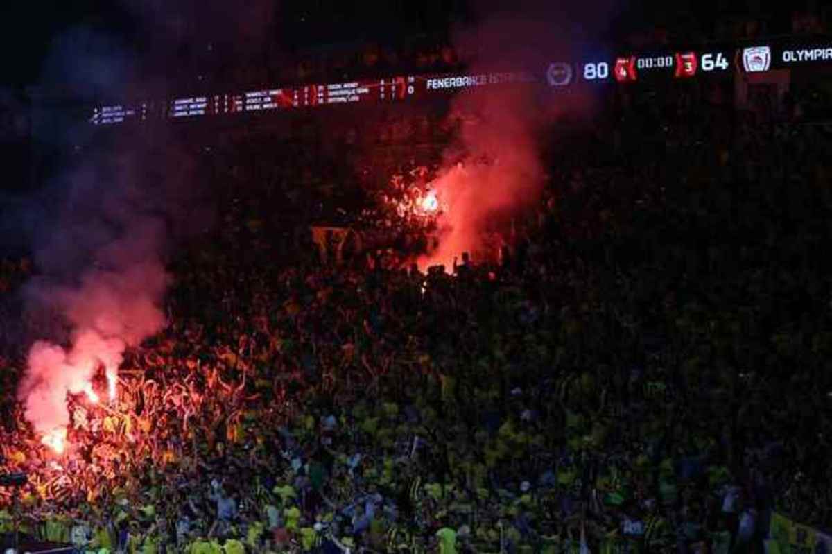 Τελικός Euroleague: “Φωτιά” οι δρόμοι της Τουρκίας από τους πανηγυρισμούς [vids]
