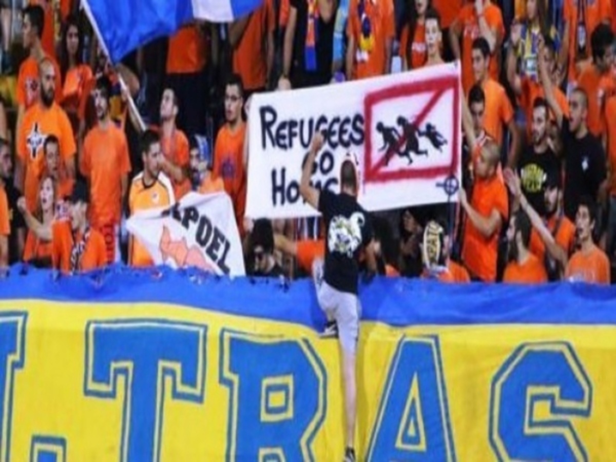 Σάλος με το ρατσιστικό πανό “Refugees go home” 61χρονου χούλιγκαν