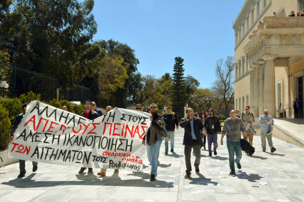 Πρωτοφανές! Αντιεξουσιαστές μπήκαν στο προαύλιο της Βουλής! Έφτασαν μια ανάσα από την είσοδο! ΒΙΝΤΕΟ ΝΤΟΚΟΥΜΕΝΤΟ