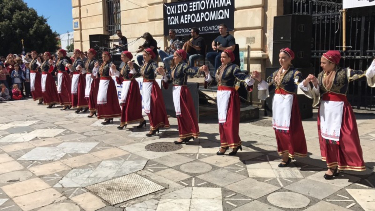 Παρέλαση: Πανό και… χορός κατά την εκχώρηση του αεροδρομίου Χανίων [pics, vid]