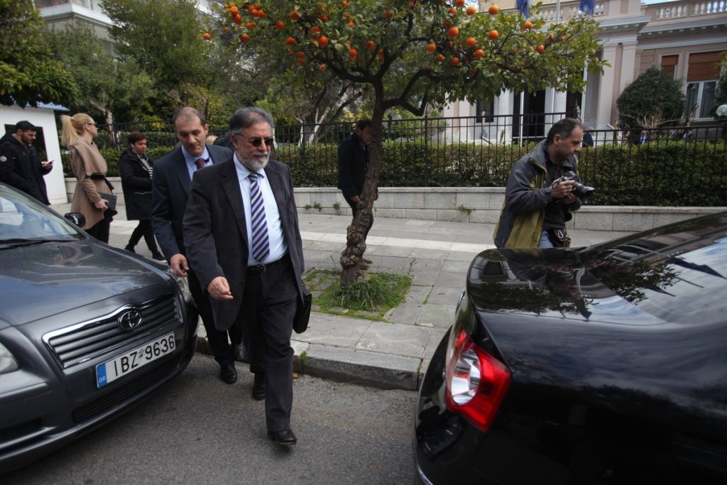 Σε εξέλιξη η συνάντηση Τσίπρα-Πανούση μετά τα έκτροπα στη Βουλή