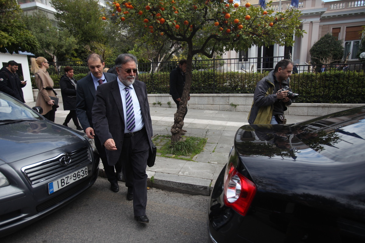 Σε εξέλιξη η συνάντηση Τσίπρα-Πανούση μετά τα έκτροπα στη Βουλή