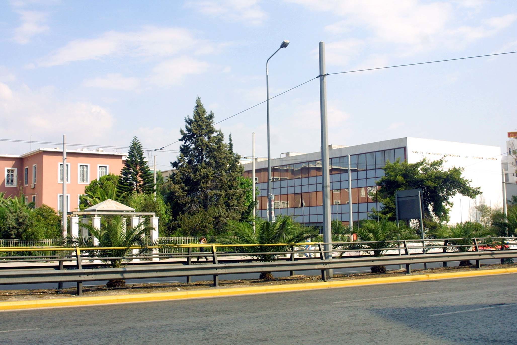 Μόνο στην Ελλάδα! Ισοβίτης και πάλι δημόσιος υπάλληλος!