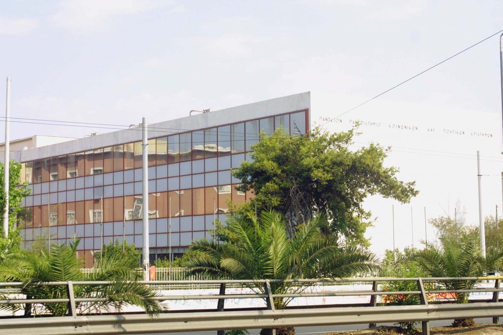 “Ένα βήμα πριν το θάνατο” υποστηρίζει ότι είναι ο πρώην πρύτανης του Παντείου