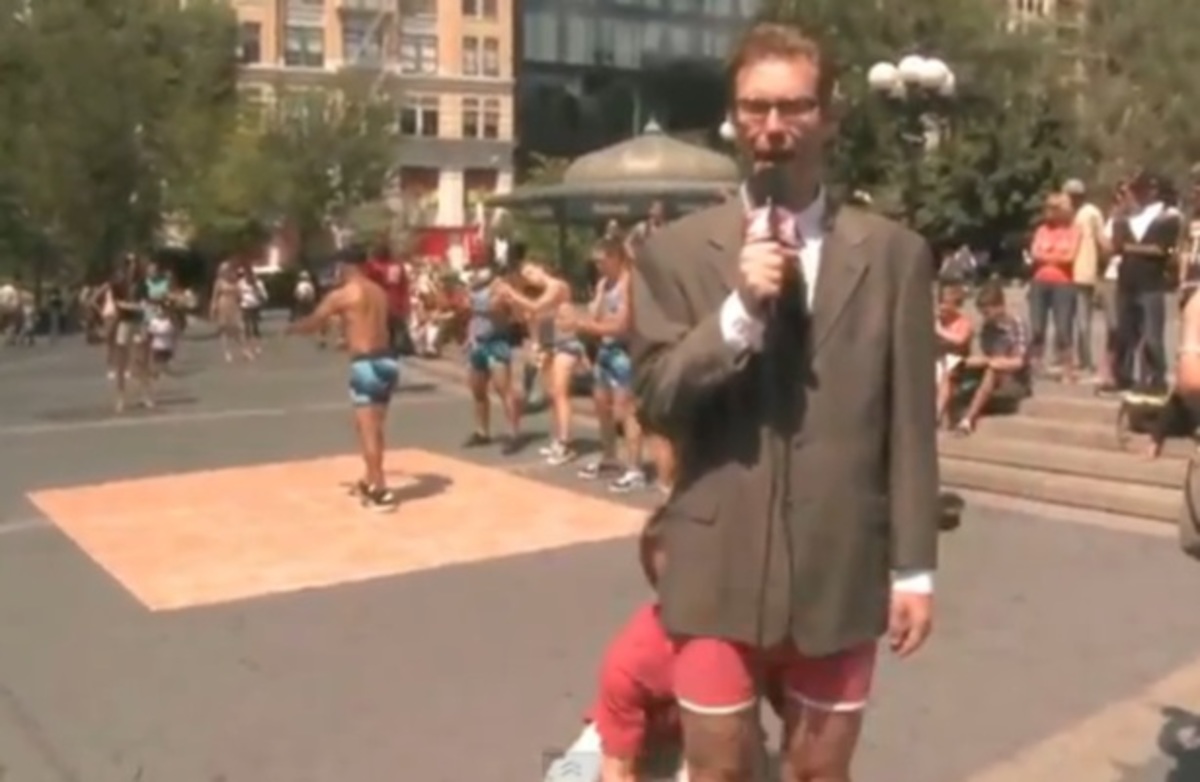 Του κατέβασαν το παντελόνι καθώς μετέδιδε ζωντανά!