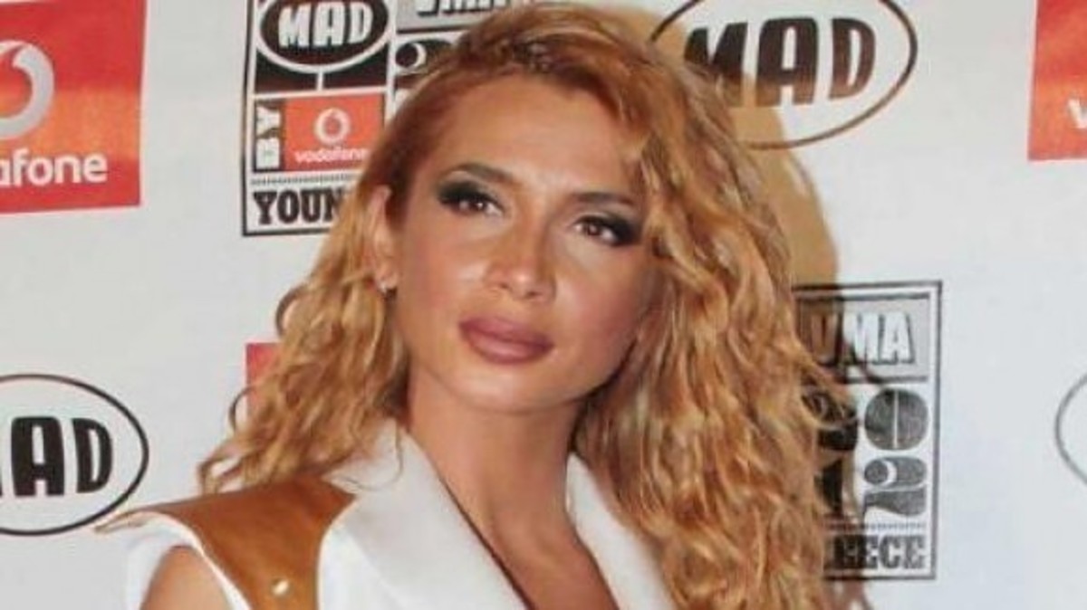 Πολλαπλά εγκεφαλικά προκαλεί το καυτό φιλί της Πάολα σε γυναικεία αιθέρια ύπαρξη! (ΦΩΤΟ)