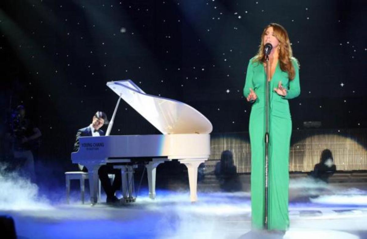 ΔΕΙΤΕ την εμφάνιση της Έλενας Παπαρίζου στα Mad Awards και ακούστε το νέο της τραγούδι!