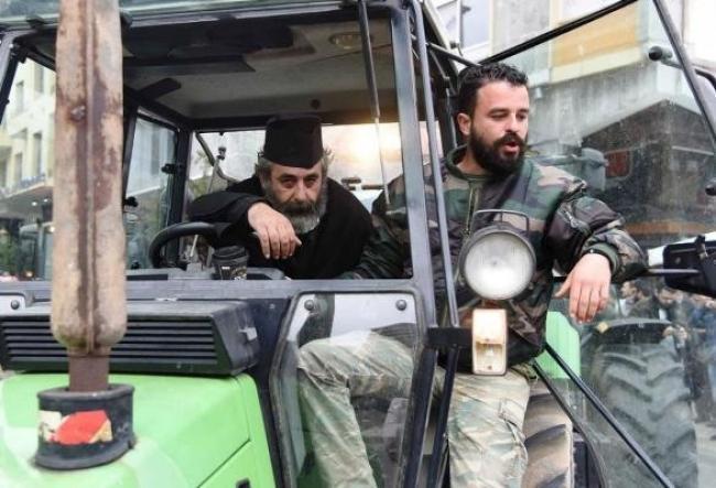Μπλόκα αγροτών: Ο παπα-αγρότης με το τρακτέρ που γονάτισε το Facebook