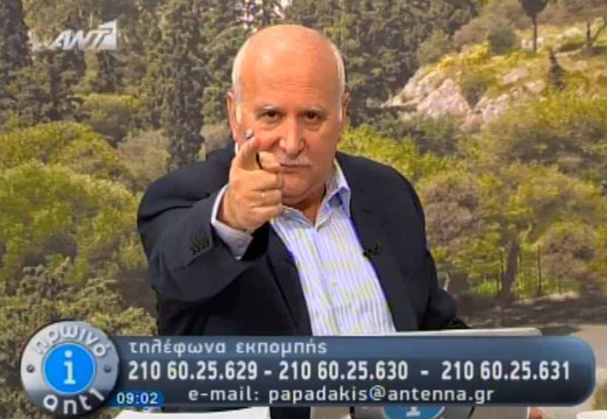Ο Παπαδάκης απαντάει σε μήνυμα τηλεθεάτριας που τον λέει γελοίο!