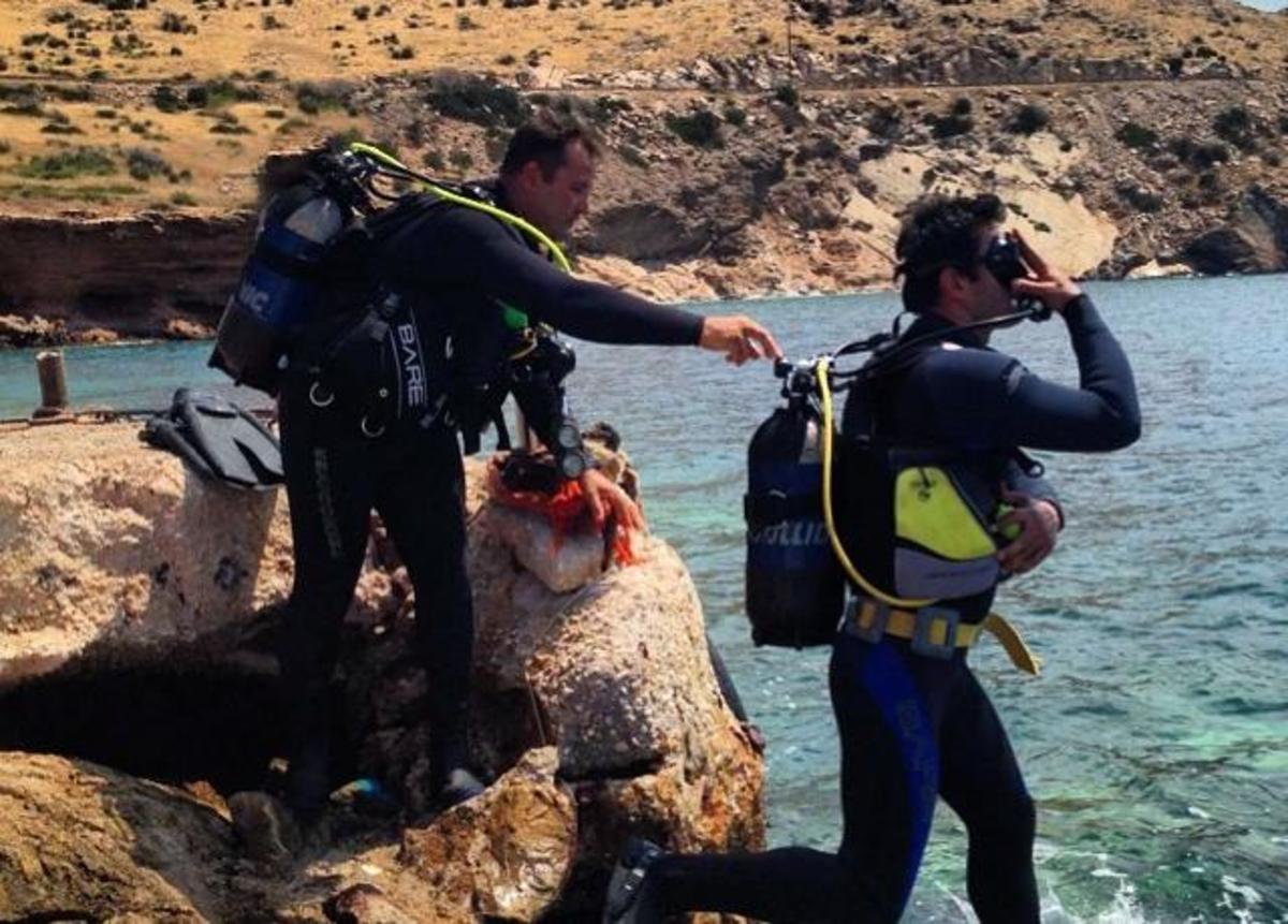 Γνωστός παρουσιαστής εξερευνά το βυθό της θάλασσας (Φωτο)