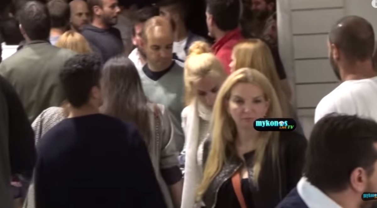 Η ενόχληση της Ντορέττας Παπαδημητρίου στα σοκάκια της Μυκόνου