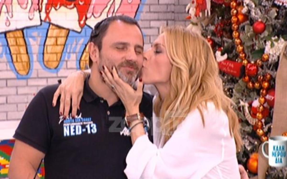 Ντορέττα Παπαδημητρίου: Τα on air φιλιά στον συνεργάτη της! Δεν σταματούσε να τον χαϊδεύει