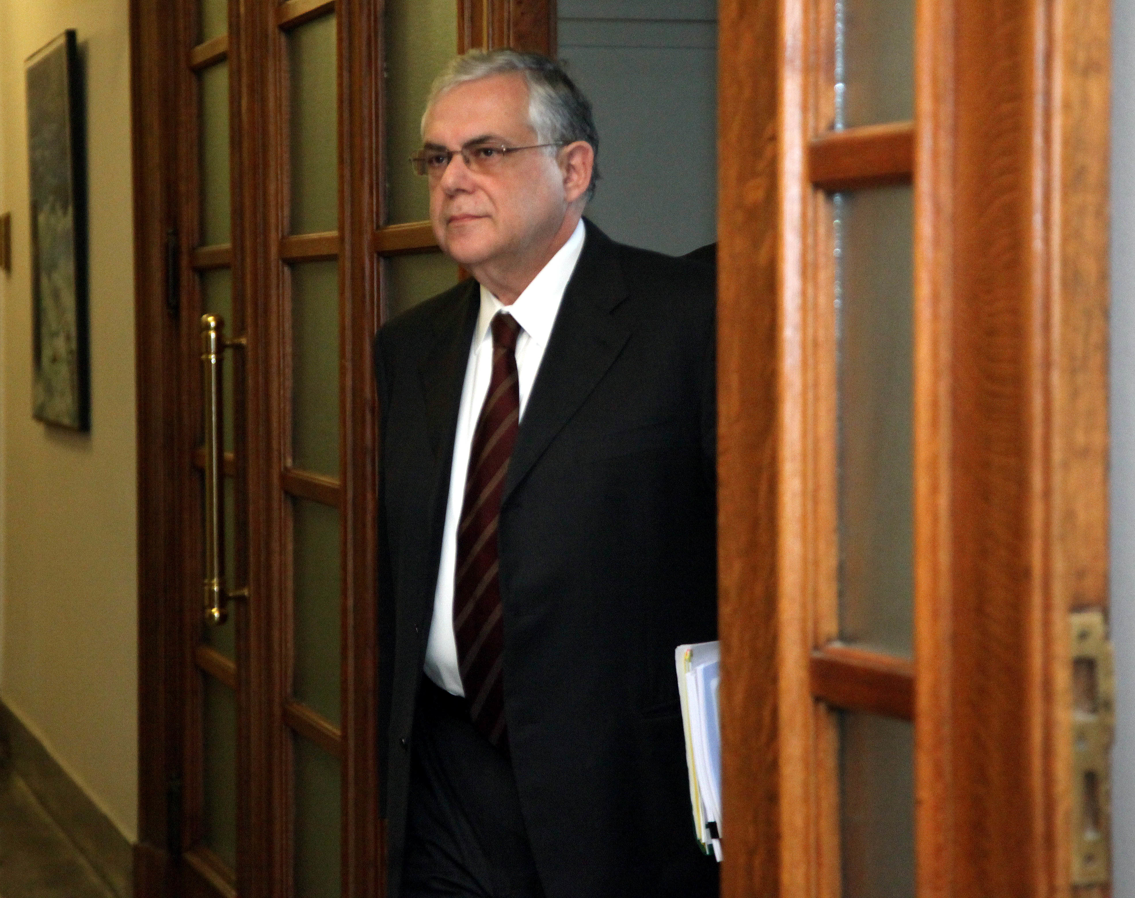 Παπαδήμος προς υπουργούς: Κόψτε κι άλλο τις δαπάνες στα υπουργεία σας