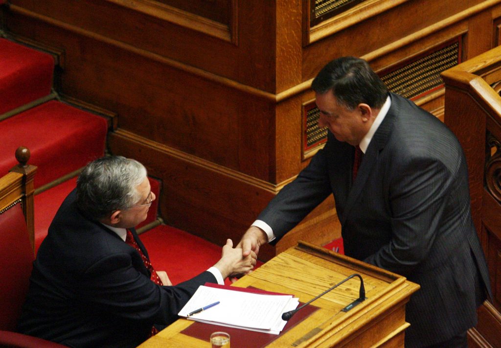 Οι όροι του Καρατζαφέρη για να μείνει στην κυβέρνηση