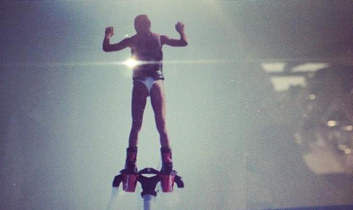 Γνωστή τραγουδίστρια κάνει extreme σπορ στη θάλασσα!