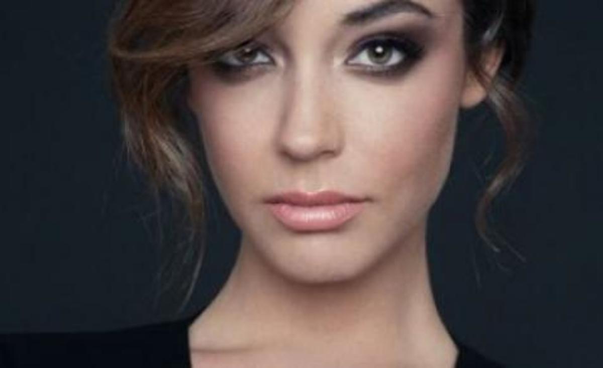 Μετά από το Πολυτεχνείο η όμορφη ΟΝΝΕΔίτισα ασχολείται με τα Δεκεμβριανά!