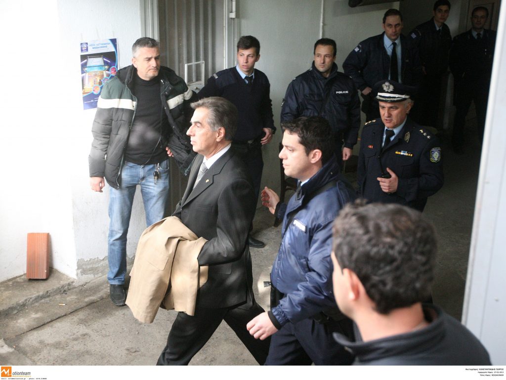 Ο Παπαγεωργόπουλος οδηγείται στις φυλακές – ΦΩΤΟΡΕΠΟΡΤΑΖ