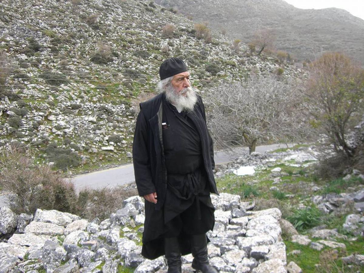 «Εφυγε» ο παπα – Γιώργης, ο επαναστάτης – ιερέας των Σφακίων
