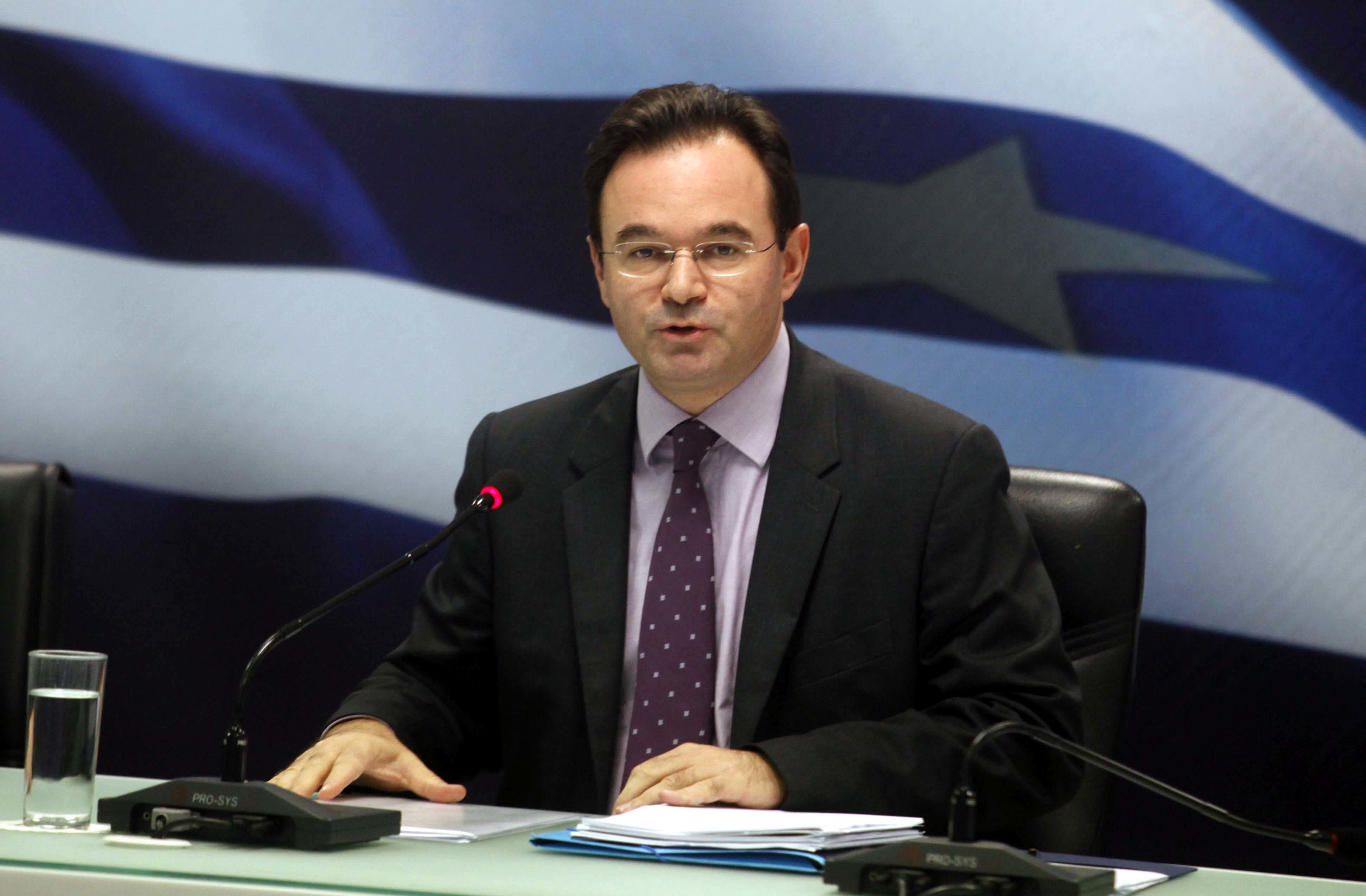 Σφοδρά πυρά σε Παπακωνσταντίνου εκ των έσω