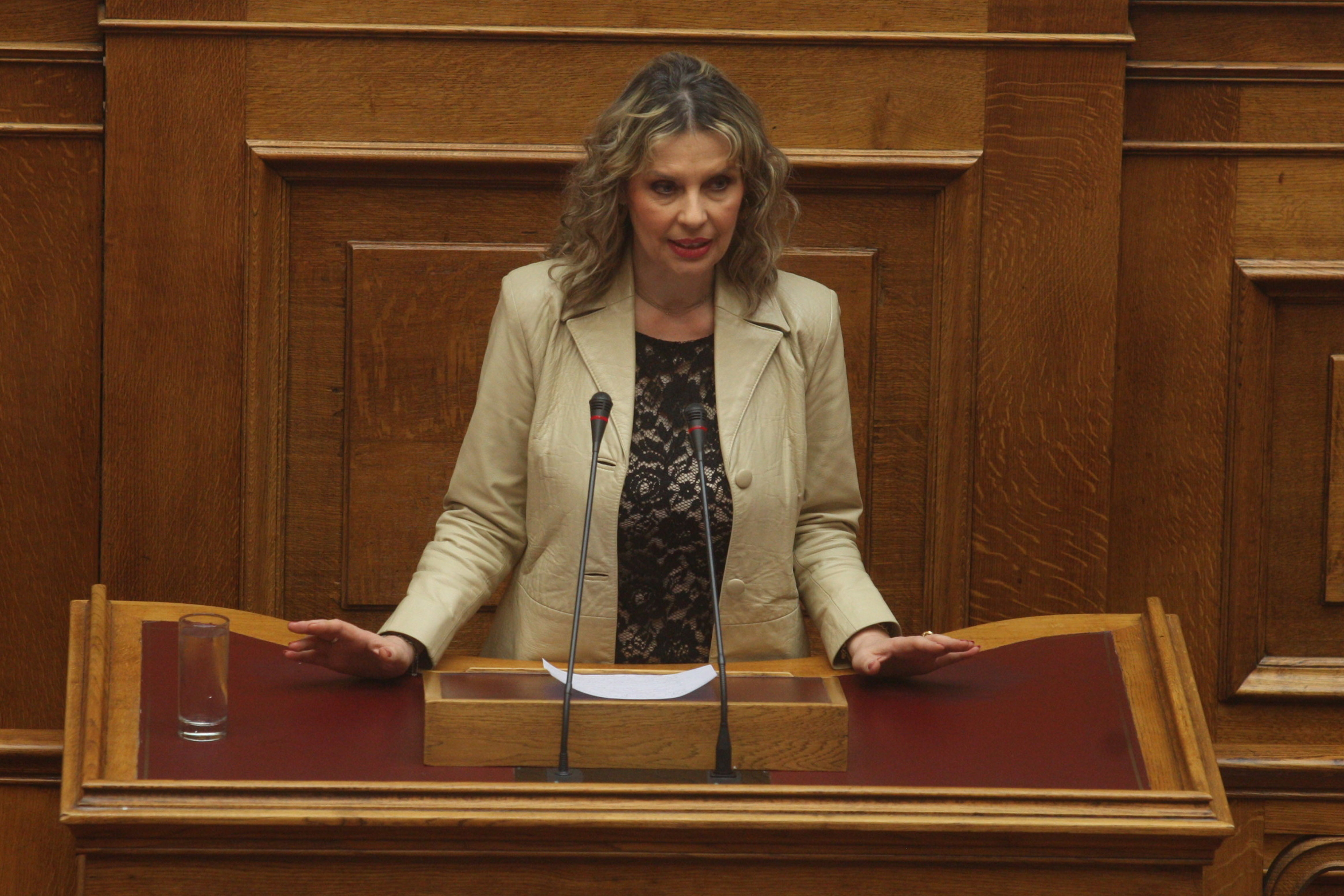 Κακός χαμός στη Βουλή για την τρομοκρατία με Παπακώστα και Κοντονή