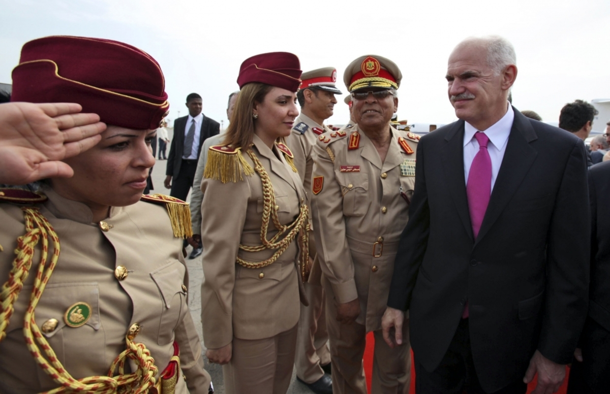 Η προσωπική φρουρά του Καντάφι που αποτελείται μόνο από γυναίκες υποδέχεται τον έλληνα πρωθυπουργό (ΦΩΤΟ EUROKINISSI)